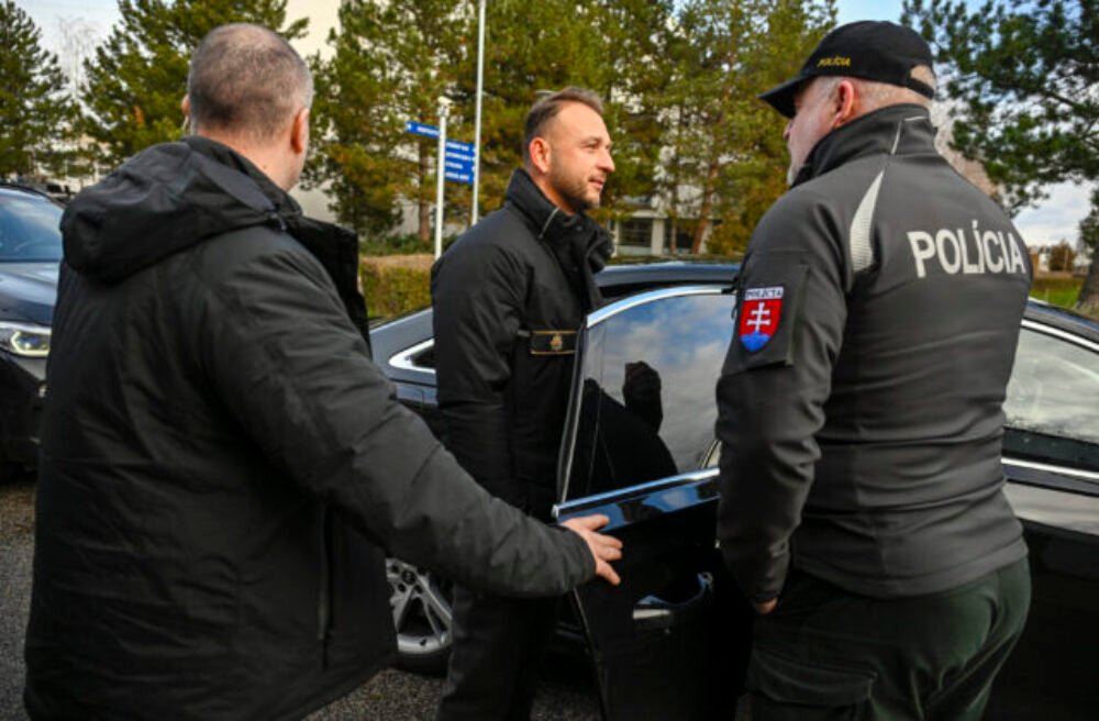 Šutaj Eštok ohlásil nové policajné košele za vyše 20 miliónov eur, materiál aj firmu sprevádzajú pochybnosti