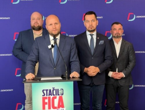Demokrati chcú odpočet vyšetrovania atentátu na Fica, žiadajú aj ospravedlnenie za spájanie so strelcom – VIDEO