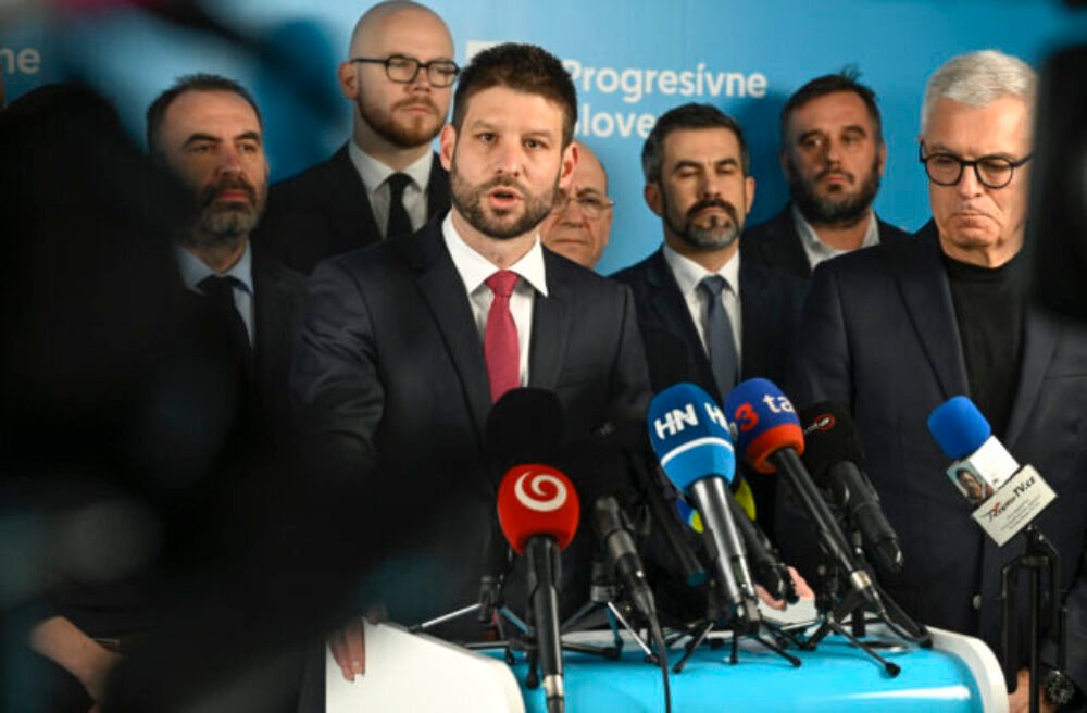 Politici zriadením tlačových súdov získajú VIP služby, bežní ľudia sa stále načakajú, tvrdia progresívci