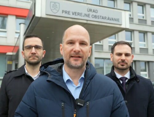 Zákazku na odevy pre policajtov a hasičov má preveriť ÚVO, Grendel hovorí o zmanipulovanej súťaži – VIDEO