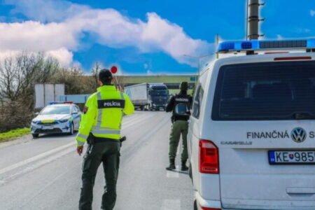 Policajti počas Veľkej noci posilnia dohľad nad cestnou premávkou, vyzývajú aj na rešpekt voči ženám a dievčatám