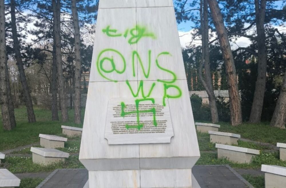 Neznámy páchateľ posprejoval pamätník tureckých vojakov v Bratislave nacistickými symbolmi – FOTO