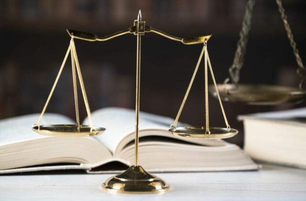 Parlamentní listy neuspeli, Konšpirátori.sk môžu pokračovať v kritike, rozhodol súd