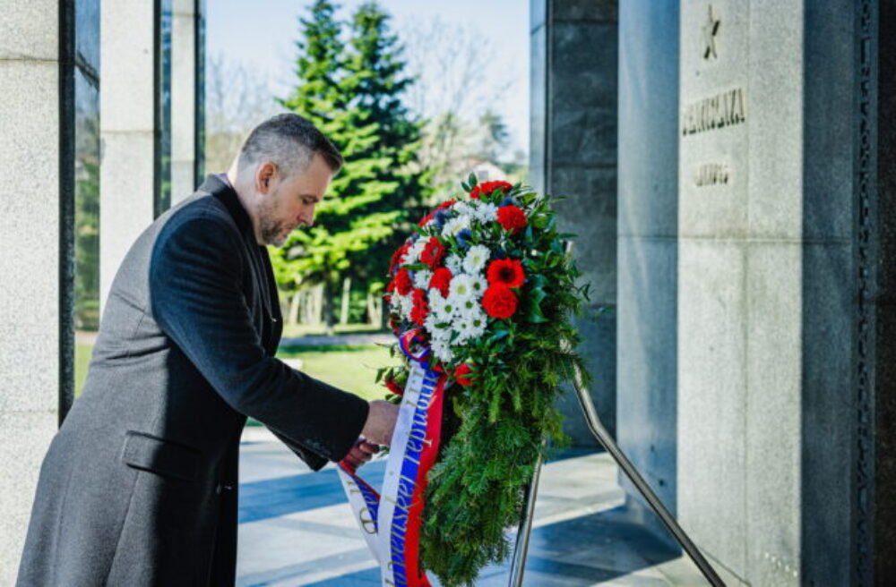 Pellegrini si na Slavíne pripomenul oslobodenie Bratislavy, občanov vyzval na boj proti ideológiám zla a úctu k histórii – FOTO