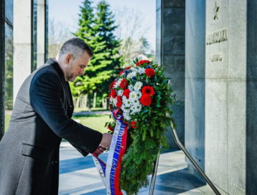 Pellegrini si na Slavíne pripomenul oslobodenie Bratislavy, občanov vyzval na boj proti ideológiám zla a úctu k histórii – FOTO