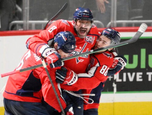 Ovečkin vyrovnal Gretzkého rekord 894 gólov v NHL, v zápase skóroval aj Fehérváry – VIDEO