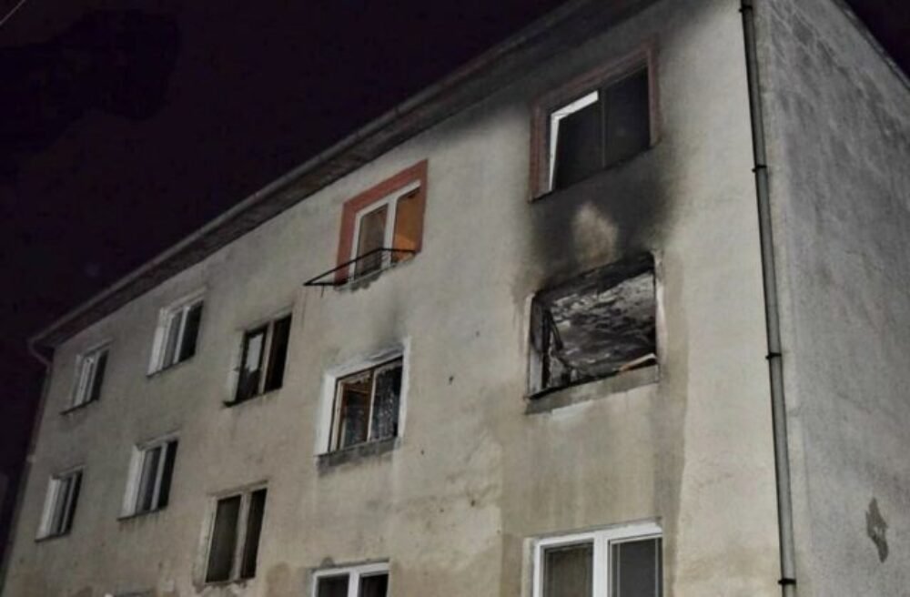 Prešovskí krajskí hasiči evakuovali obyvateľov bytovky pri požiari, zasahovali aj pri výbuchu