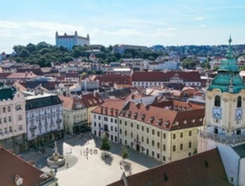 Bratislava láka viac turistov zo zahraničia, počet domácich návštevníkov však klesá