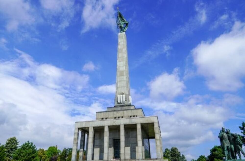Pri príležitosti 80. výročia oslobodenia Bratislavy si padlých na Slavíne uctili aj Ukrajinci