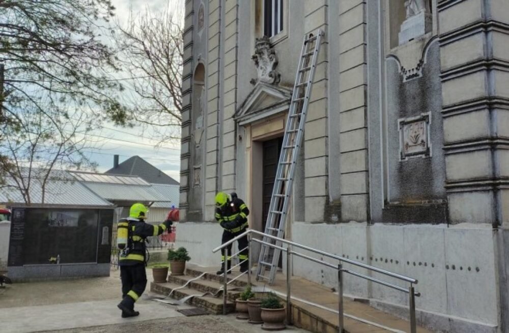 Kostol v obci Jahodná horí, pri požiari zasahujú profesionálni aj dobrovoľní hasiči – FOTO