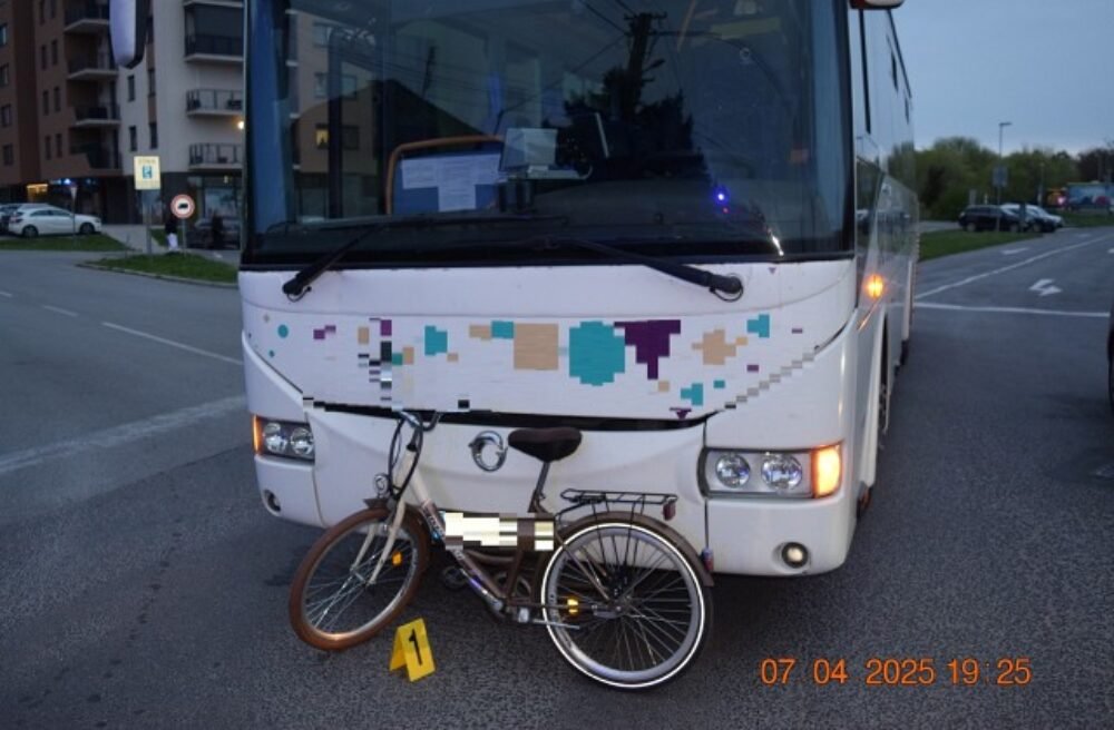 Vážna nehoda v Dunajskej Strede. Cyklistka po zrážke s autobusom bojuje v nemocnici o život – FOTO