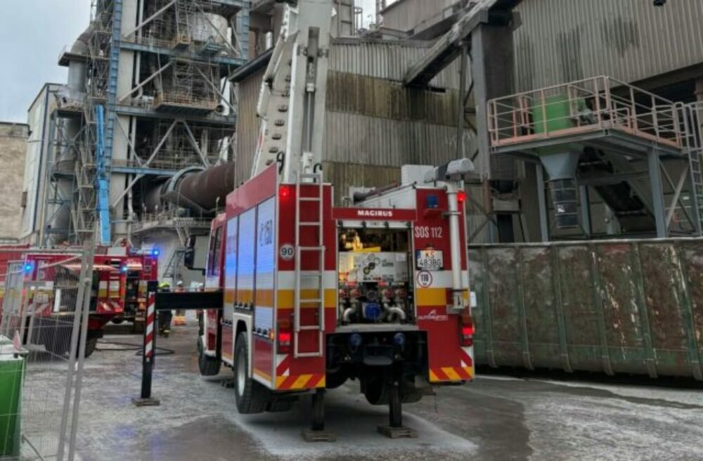 Východ Slovenska zobudili plamene, v skorých hodinách horelo v cementárni pri Košiciach – FOTO