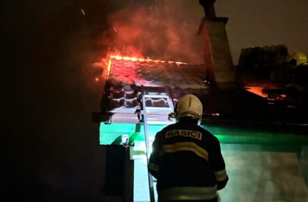 Hasiči v noci zasahovali pri požiari chaty v Trebišove, príčinu vzniku vyšetrujú – FOTO