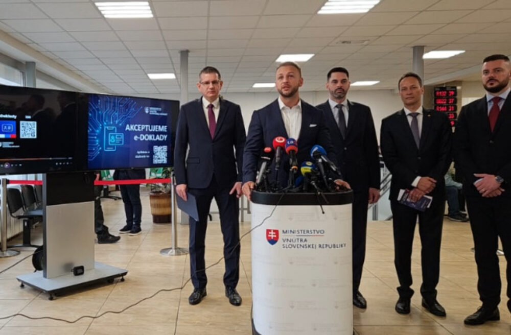 Doklady v mobile sú už realitou, Eštokovo ministerstvo sprístupnilo potrebné aplikácie – VIDEO