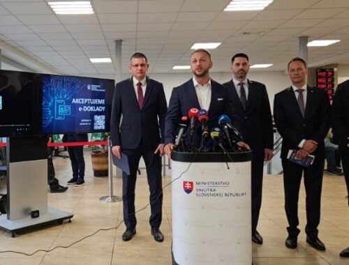 Doklady v mobile sú už realitou, Eštokovo ministerstvo sprístupnilo potrebné aplikácie – VIDEO