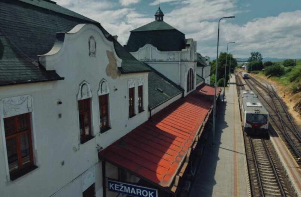 Historická budova železničnej stanice v Kežmarku bude mať novú strechu, na obnovu čakala niekoľko rokov