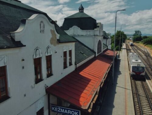 Historická budova železničnej stanice v Kežmarku bude mať novú strechu, na obnovu čakala niekoľko rokov
