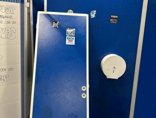 Slovanisti na štadióne v Trnave zdemolovali toaletu, polícia eviduje celkovo desať incidentov- FOTO