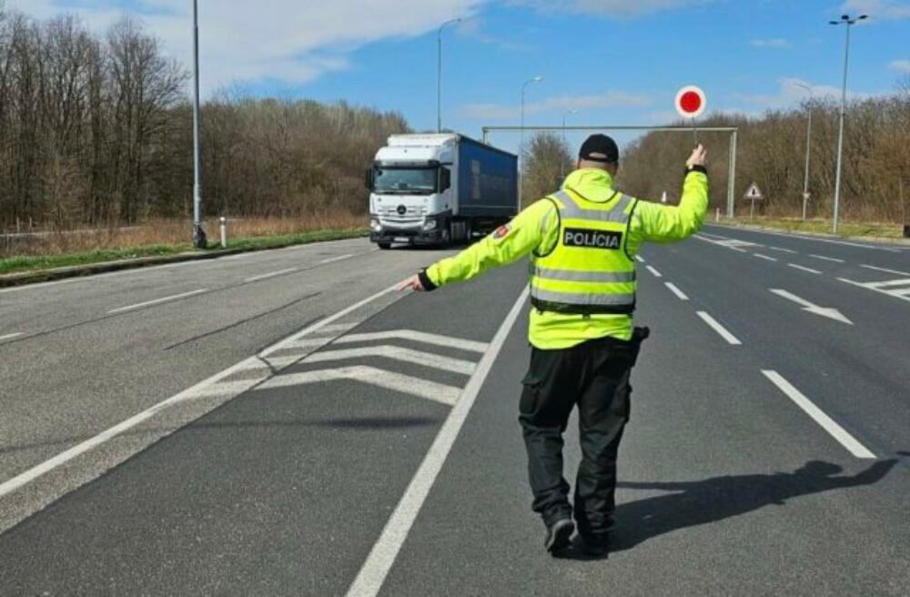 Kamióny dostali výnimku, vodiči varovanie. Polícia chystá počas Veľkej noci viaceré opatrenia