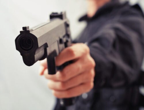 Polícia obvinila troch páchateľov, ktorí vlani lúpežne prepadli rodinu v obci Štítnik