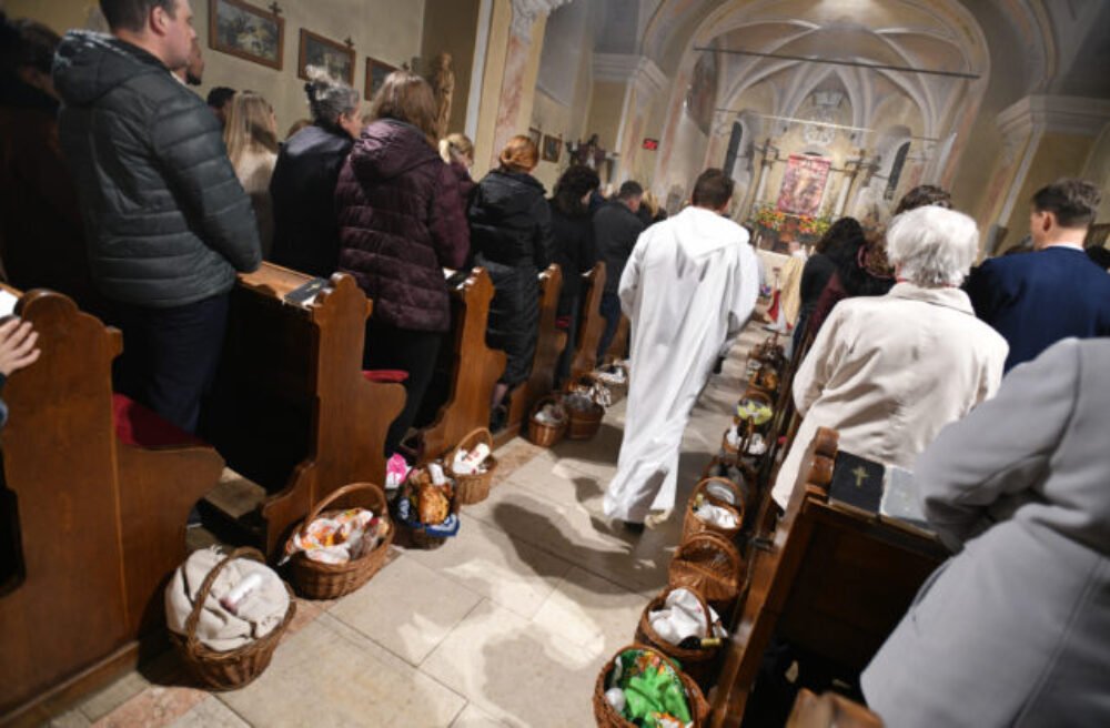 Veľký piatok je deň ukrižovania Ježiša Krista, kresťania sa postia a neslávia eucharistickú obetu