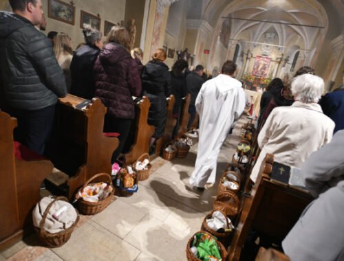 Veľký piatok je deň ukrižovania Ježiša Krista, kresťania sa postia a neslávia eucharistickú obetu