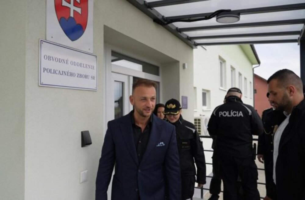 Policajti z obvodného oddelenia v Drienove sa dočkali nových priestorov, pribudla aj prístavba