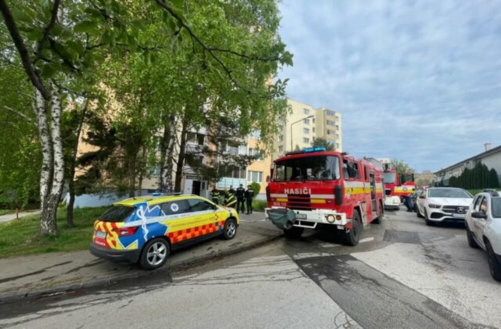 Hasiči zasahujú pri požiari bytu v Košiciach, evakuovať museli desiatky ľudí – FOTO