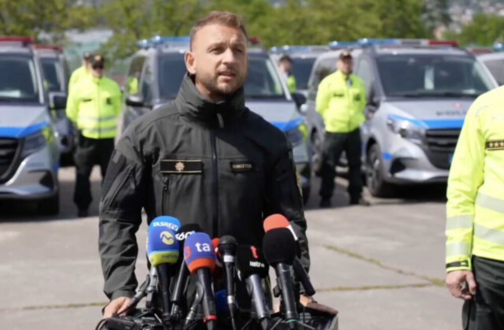 Policajti dostali nové Mercedesy za vyše 100-tisíc eur za kus, dokumentovať budú nehody – VIDEO