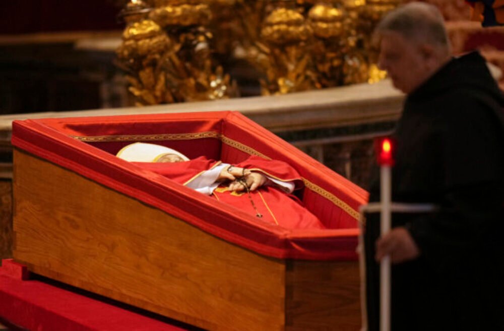 Štátny smútok za pápeža Františka prinesie obmedzenia. Budú v sobotu otvorené obchody?