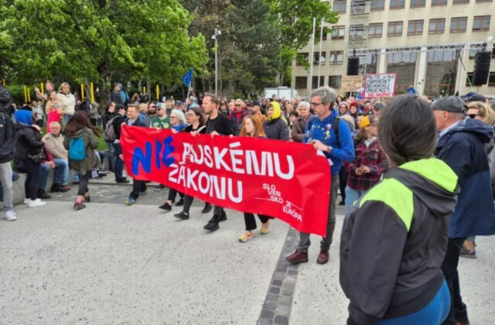 Účastníci zhromaždenia Slovensko je Európa vyzývajú Pellegriniho, aby nepodpísal „ruský zákon“ – VIDEO, FOTO