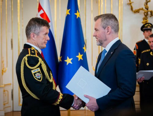Zurian čelí kritike opozície. Tvrdí, že jeho svedomie je čisté a zvažuje právne kroky