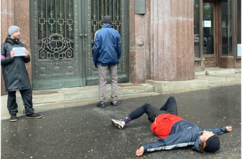 Verejnú performanciu pred ministerstvom kultúry narušila polícia, podľa umelcov hliadku poslala SNS – FOTO 