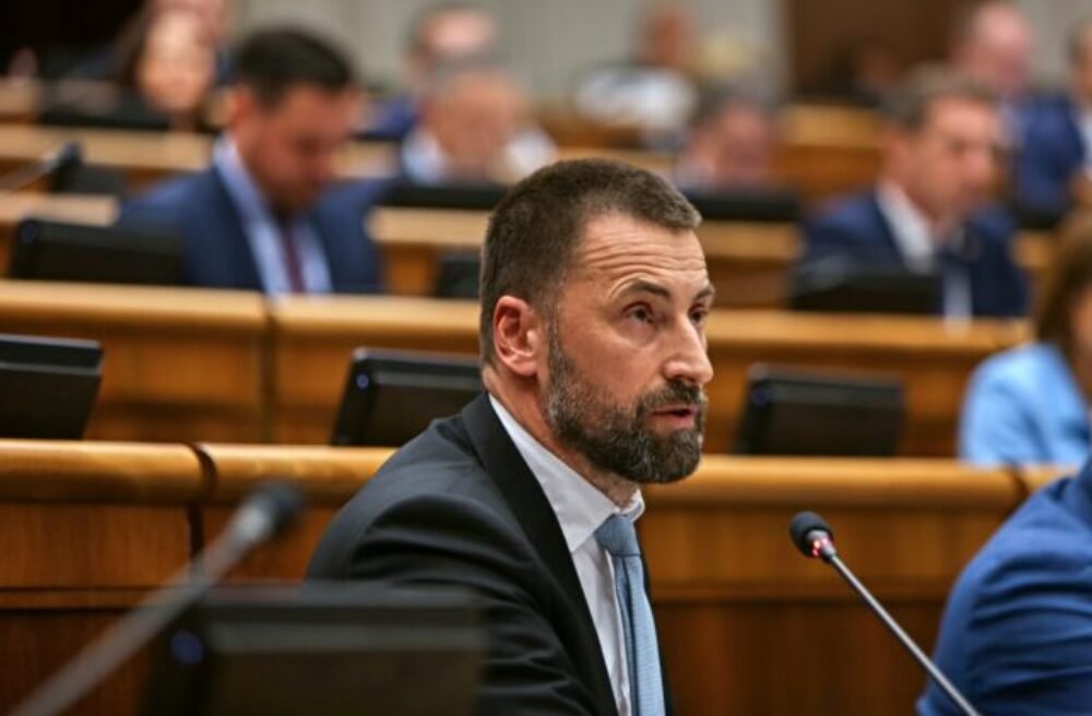 Vládny toxický kokteil ničí slovenskú ekonomiku, poslanec Viskupič kritizuje ministra financií