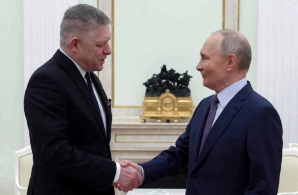 SaS kritizuje Ficovu cestu do Moskvy, pribaliť mu chcú odkazy od Slovákov pre Putina – VIDEO