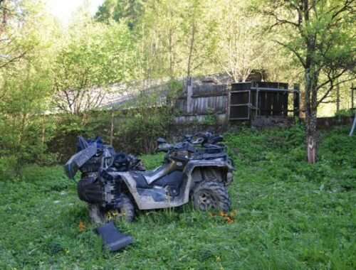 Vodič štvorkolky zišiel v obci Červený Kameň z cesty a prevrátil sa, tragickú nehodu neprežil – FOTO