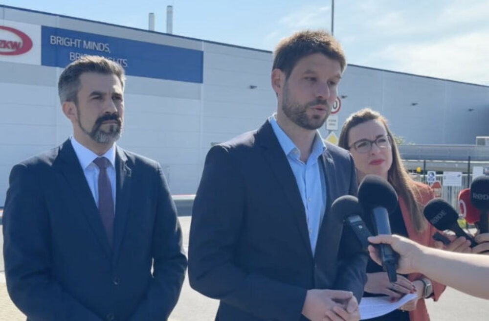 Fico v nej odrobil zmenu, dnes fabrika prepúšťa. Za každé stratené miesto nesie podľa PS zodpovednosť premiér – VIDEO