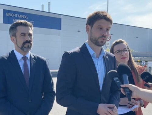 Fico v nej odrobil zmenu, dnes fabrika prepúšťa. Za každé stratené miesto nesie podľa PS zodpovednosť premiér – VIDEO