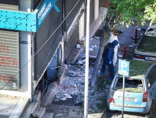 Z lúpežníčky sa obeť: Pred bankomatom v Solúne zomrela žena. Niesla zariadenie, ktoré nečakane explodovalo – FOTO