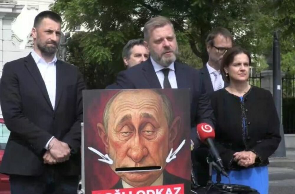 Fico robí tajtrlíka ruskej propagande, SaS vyzbierala vyše tisíc odkazov Putinovi – VIDEO