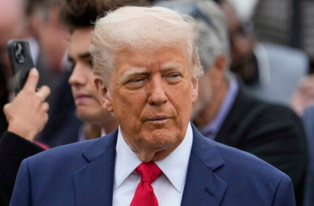 Clá sú dočasne zmrazené, dohody na obzore. Trump chce začať práve Britániou