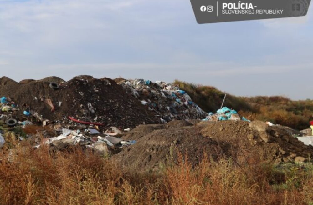Muž pri Senci nelegálne zakopal viac ako 19-tísic ton odpadu, teraz mu hrozí až 5 rokov väzenia – FOTO