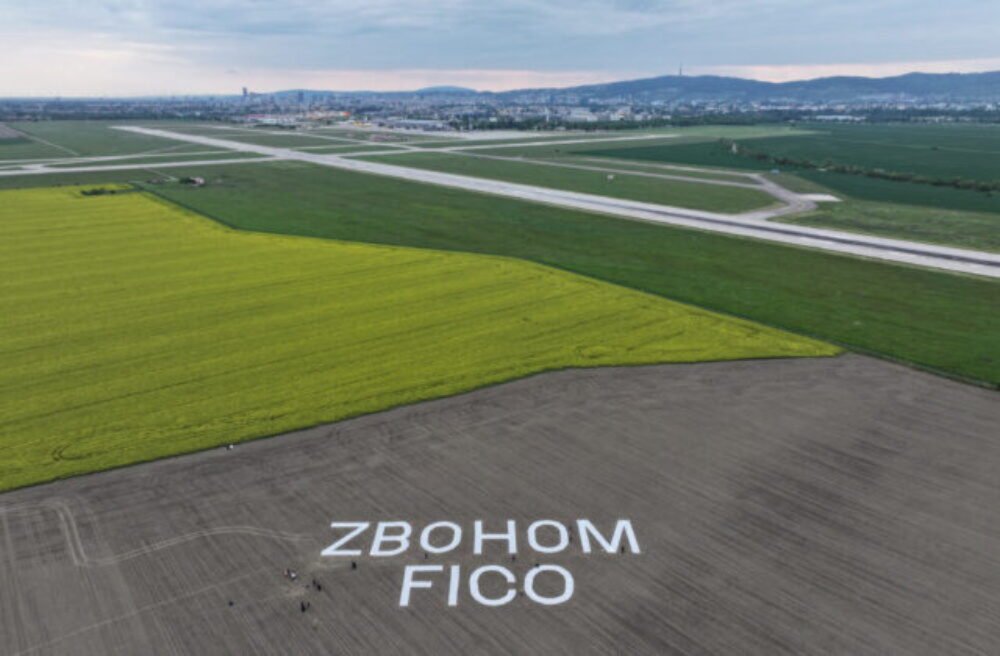 49072_681bac3c67660391985429-640x420.jpg Je viditeľný aj z lietadla: 70-metrový nápis ZBOHOM FICO odkazuje premiérovi, že občania s jeho cestou nesúhlasia – FOTO