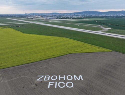 Je viditeľný aj z lietadla: 70-metrový nápis ZBOHOM FICO odkazuje premiérovi, že občania s jeho cestou nesúhlasia – FOTO