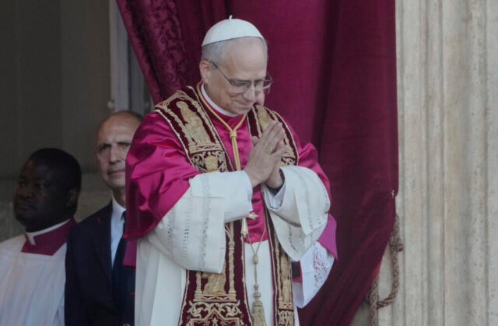Nový pápež Lev XIV. strávil prvú noc doma, medzi jeho susedmi je aj Slovák – VIDEO