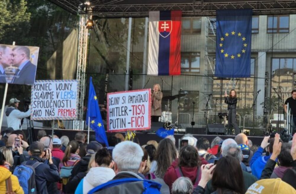 Súčasná vláda nereprezentuje Slovensko, iniciatíva Mier Ukrajine nateraz končí s organizovaním zhromaždení