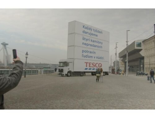 Tesco každý týždeň daruje 110 ton potravín. Upozorňuje na to netradičným spôsobom – obrovskými kamiónmi v centrách miest