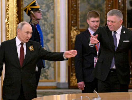 Fico hovoril s Putinom aj o svojom pláne postaviť na Slovensku pomník sovietskemu maršalovi Konevovi