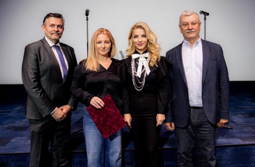 Flašíková si oficiálne prebrala menovací dekrét, Slanina novej šéfke STVR pogratuloval