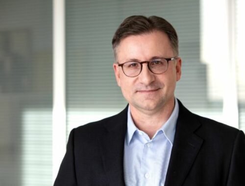 Umelej inteligencii dôveruje len tretina Slovákov, mení však spôsob, akým pracujeme